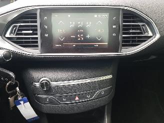 Peugeot 308 SW 1.2 PureTech Blue Lease Executive picture 19