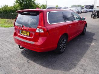krockskadad bil auto Volvo V-70 2.0 T5 2013/1
