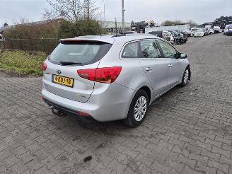 Coche siniestrado Kia Cee d 1.6 GDi 2013/3