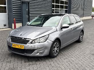 krockskadad bil auto Peugeot 308 1.2 12V e-THP PureTech 130 Combi/o 4Dr Benzine 1.199cc 96kW (131pk) FWD 2016/2