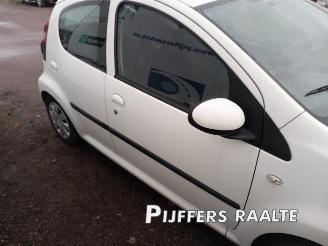 Peugeot 107 107, Hatchback, 2005 / 2014 1.0 12V picture 11