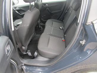 Peugeot 208 1.2 PURE TECH BLUE LION 5DRS picture 18