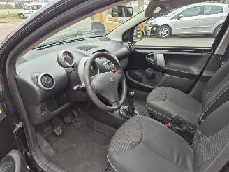 Peugeot 107 1.0 active airco picture 8