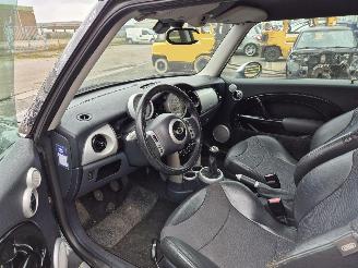 Mini Cooper 1.6 chilli special paint picture 9