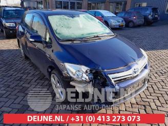 Vrakbiler auto Toyota Auris Auris (E15), Hatchback, 2006 / 2012 1.8 16V HSD Full Hybrid 2011/4