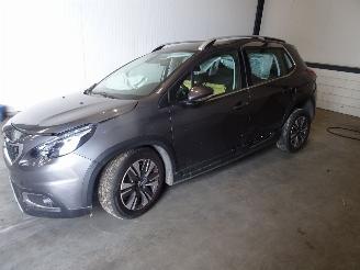 skadebil auto Peugeot 2008 1.2 THP 2019/4