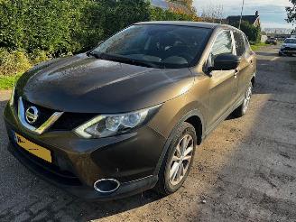 uszkodzony samochody osobowe Nissan Qashqai automaat  1.2 2015/10