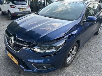 krockskadad bil auto Renault Mégane Stationcar 1.2 TCe  Zen 2017/8