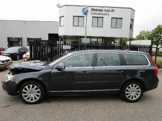 Vaurioauto  passenger cars Volvo V-70 T4 132kW Limited Edition 2012/1