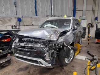 Coche siniestrado Mitsubishi Outlander Outlander (GF/GG) SUV 2.4 16V PHEV 4x4 (4B12) [153kW]  (09-2018/12-202=
2) 2020