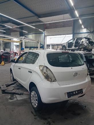 Hyundai I-20 i20 Hatchback 1.2i 16V (G4LA) [57kW]  (09-2008/12-2012) picture 3