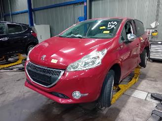 Vrakbiler auto Peugeot 208 208 I (CA/CC/CK/CL) Hatchback 1.2 Vti 12V PureTech 82 (EB2F(HMZ)) [60k=
W]  (03-2012/12-2019) 2014/0