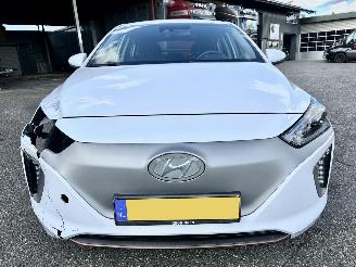 Hyundai Ioniq Comfort EV 120pk aut + f1 flippers - nap - 2x laadkabels - navi - camera - front + line assist - keyless entry + start picture 81