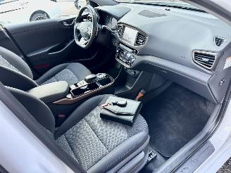 Hyundai Ioniq Comfort EV 120pk aut + f1 flippers - nap - 2x laadkabels - navi - camera - front + line assist - keyless entry + start picture 23
