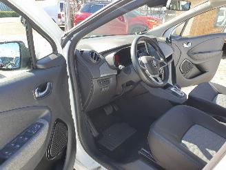Renault Zoé INTENSE  51 KW met CCS lader  8000 km technisch probleem HUURBATTERY picture 5