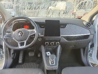 Renault Zoé INTENSE  51 KW met CCS lader  8000 km technisch probleem HUURBATTERY picture 4