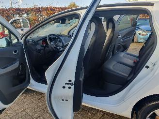 Renault Zoé INTENSE  51 KW met CCS lader  8000 km technisch probleem HUURBATTERY picture 21