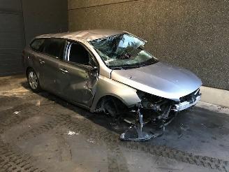 Vrakbiler auto Peugeot 308 SW (L4/L9/LC/LJ/LR) Combi 5-drs 2021 1.5 BlueHDi 130 Combi/o 4Dr Diesel 1.499cc 96kW (131pk) FWD 2021/1