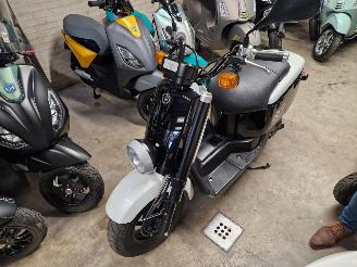 skadebil bromfiets Yamaha  GIGGLE 2010/11